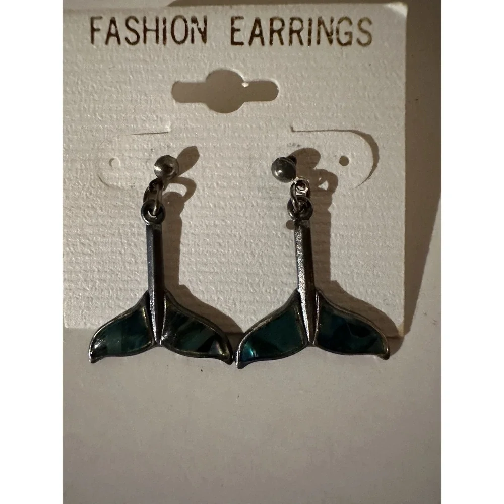 2 Pair abalone earrings Barefoot  & Whale Tale New On‎ Card  Summer Beach Fun